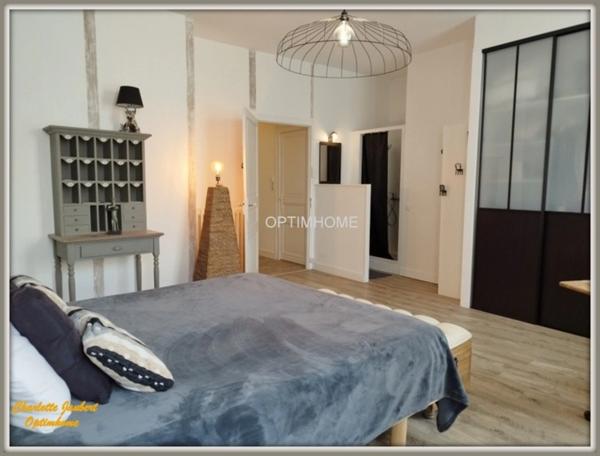 maison divisée en 2 habitations ( +possibilité boxes + rond de longe + terrain en +)