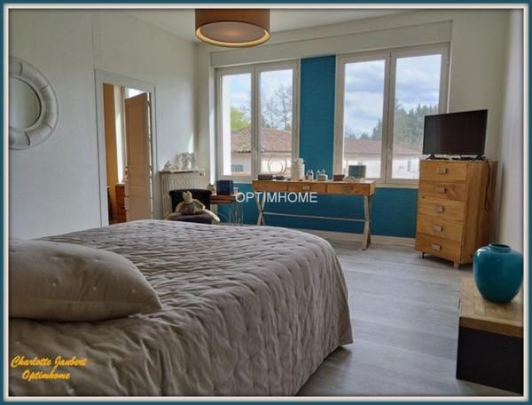 maison divisée en 2 habitations ( +possibilité boxes + rond de longe + terrain en +)