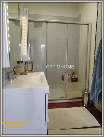 maison divisée en 2 habitations ( +possibilité boxes + rond de longe + terrain en +)