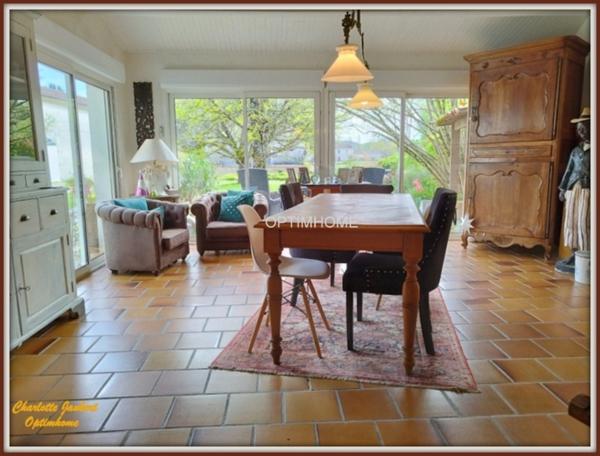 maison divisée en 2 habitations ( +possibilité boxes + rond de longe + terrain en +)