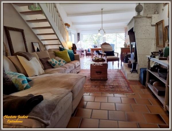 maison divisée en 2 habitations ( +possibilité boxes + rond de longe + terrain en +)