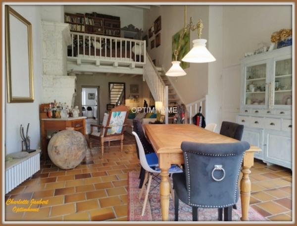 maison divisée en 2 habitations ( +possibilité boxes + rond de longe + terrain en +)