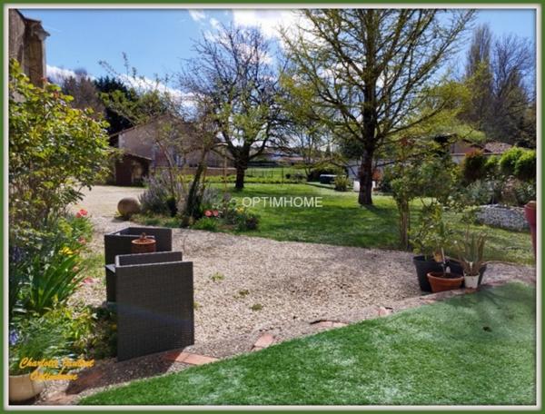 maison divisée en 2 habitations ( +possibilité boxes + rond de longe + terrain en +)