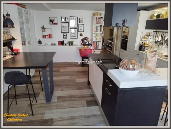 maison divisée en 2 habitations ( +possibilité boxes + rond de longe + terrain en +)