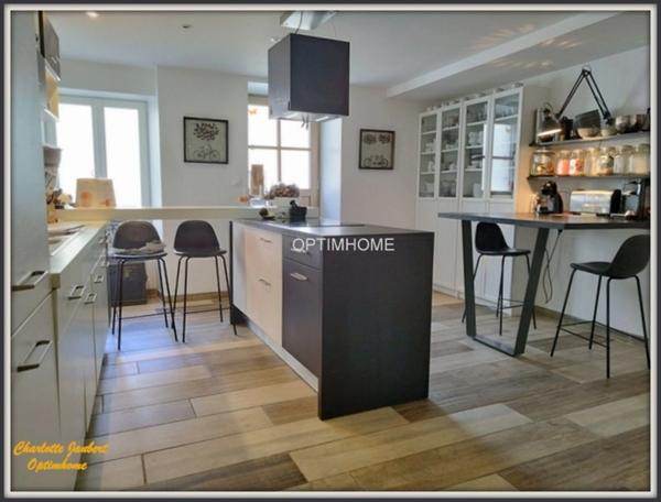 maison divisée en 2 habitations ( +possibilité boxes + rond de longe + terrain en +)