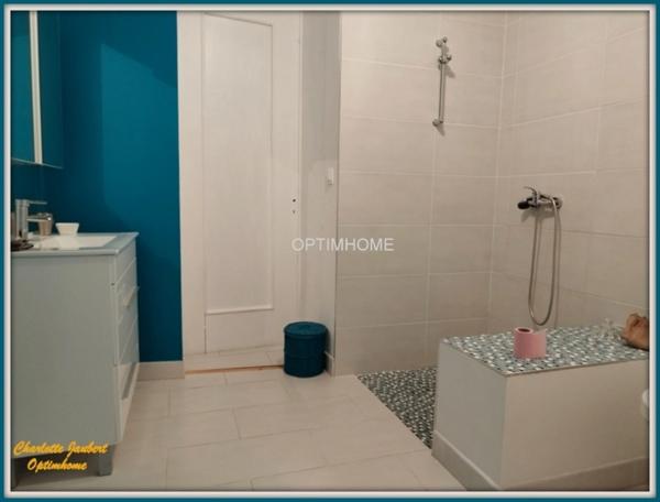 maison divisée en 2 habitations ( +possibilité boxes + rond de longe + terrain en +)