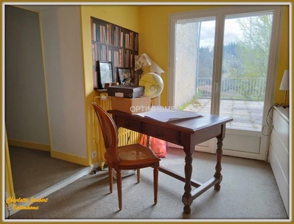 maison divisée en 2 habitations ( +possibilité boxes + rond de longe + terrain en +)