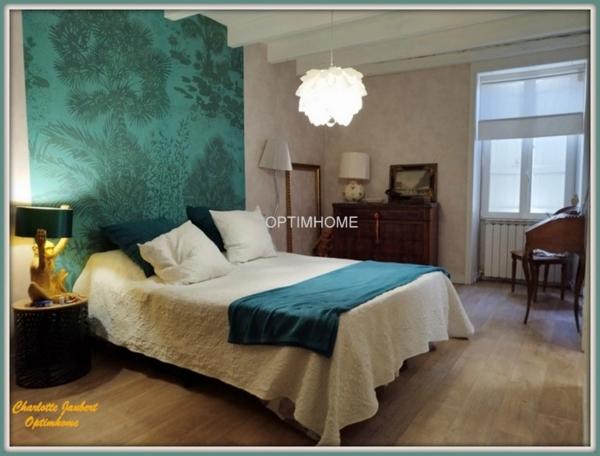 maison divisée en 2 habitations ( +possibilité boxes + rond de longe + terrain en +)