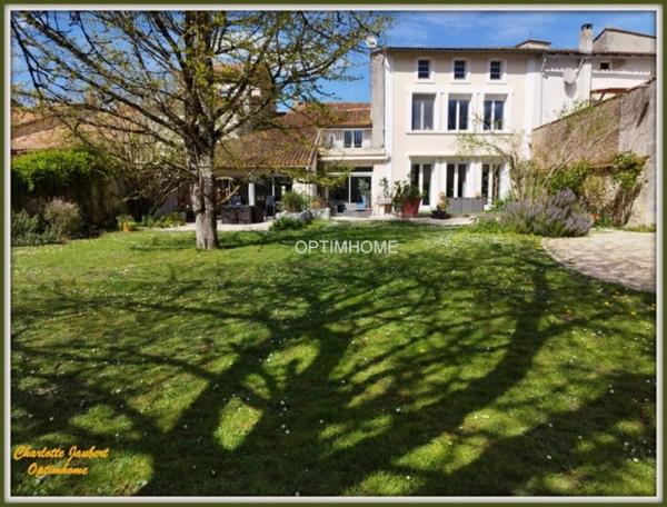 maison divisée en 2 habitations ( +possibilité boxes + rond de longe + terrain en +)