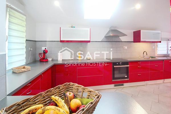 Jolie Maison rénovée avec 3 chambres, 2 salles de bain et garage!