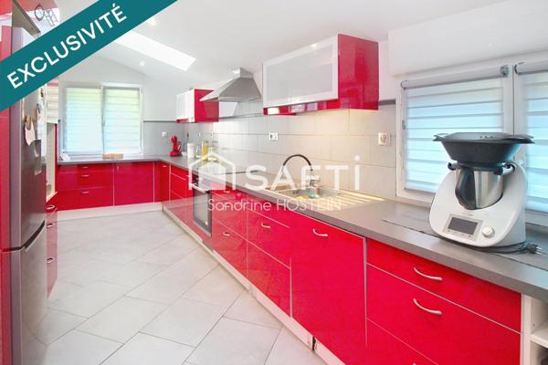 Jolie Maison rénovée avec 3 chambres, 2 salles de bain et garage!