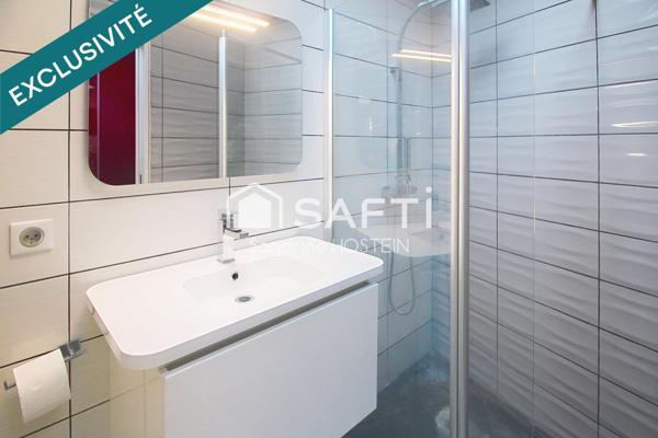 Jolie Maison rénovée avec 3 chambres, 2 salles de bain et garage!