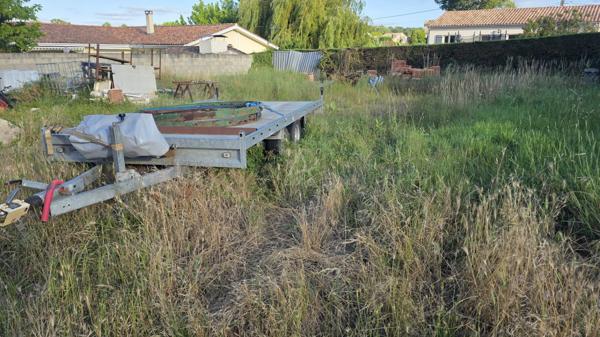 Terrain constructible de 725m² à CUBNEZAIS avec un double garage
