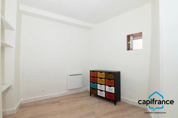 Appartement atypique de 86 m2 avec une terrasse privative de 70m2 sur les toits 4 chambres, 2 places de parking.