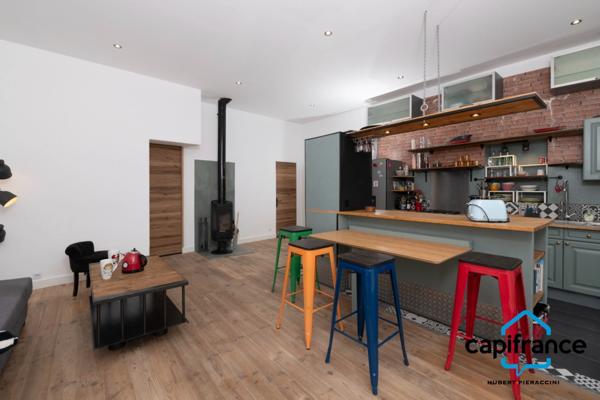 Appartement atypique de 86 m2 avec une terrasse privative de 70m2 sur les toits 4 chambres, 2 places de parking.