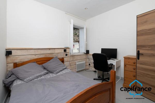 Appartement atypique de 86 m2 avec une terrasse privative de 70m2 sur les toits 4 chambres, 2 places de parking.