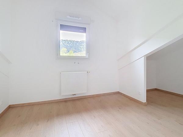 ATTIQUE Appartement T4 de 100.89 m2 avec vue montagnes.
