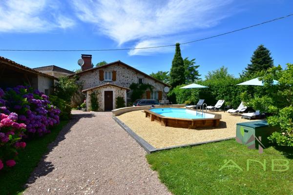 Maison de caractère avec piscine et dépendances