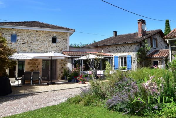 Maison de caractère avec piscine et dépendances