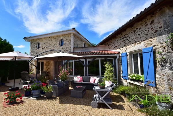 Maison de caractère avec piscine et dépendances