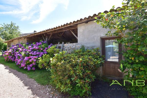 Maison de caractère avec piscine et dépendances