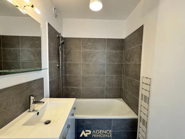 Appartement - 1 pièces - 25 m2 - Balcon - La Rochelle les Minimes - 150 000 € **  - Référence  JH765