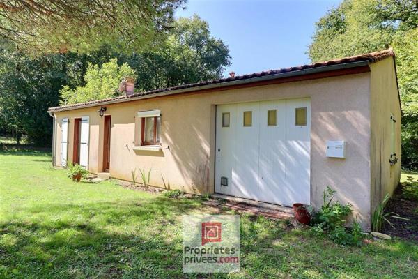 Maison de plain pied - fin des années 90 - 2 chambres - 1 salle de bain - wc indépendant - grand garage - grand terrain