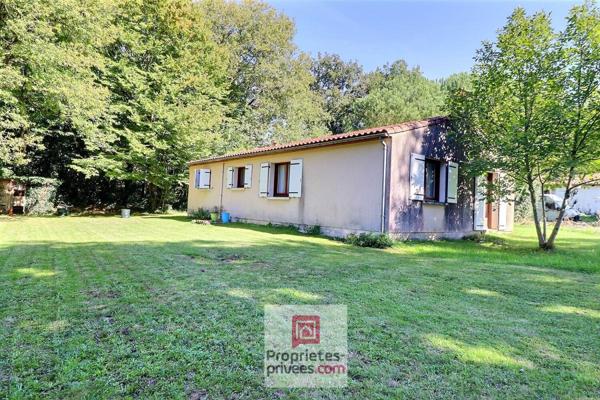 Maison de plain pied - fin des années 90 - 2 chambres - 1 salle de bain - wc indépendant - grand garage - grand terrain