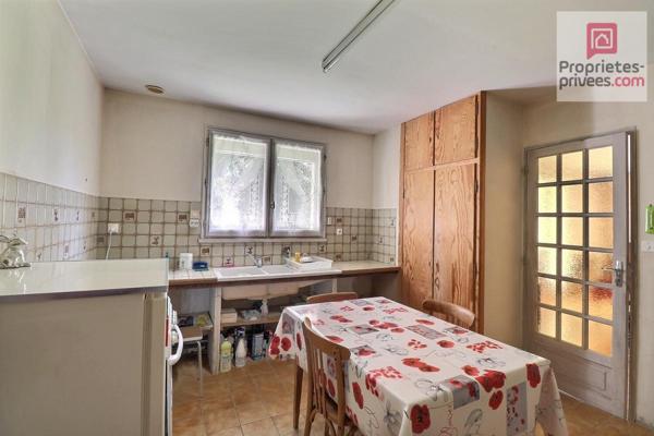 Maison de plain pied - fin des années 90 - 2 chambres - 1 salle de bain - wc indépendant - grand garage - grand terrain