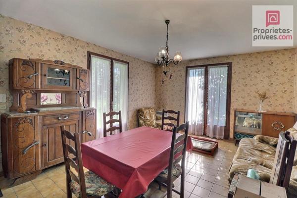 Maison de plain pied - fin des années 90 - 2 chambres - 1 salle de bain - wc indépendant - grand garage - grand terrain