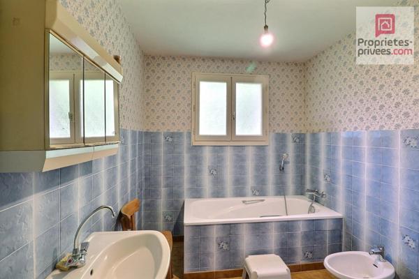 Maison de plain pied - fin des années 90 - 2 chambres - 1 salle de bain - wc indépendant - grand garage - grand terrain