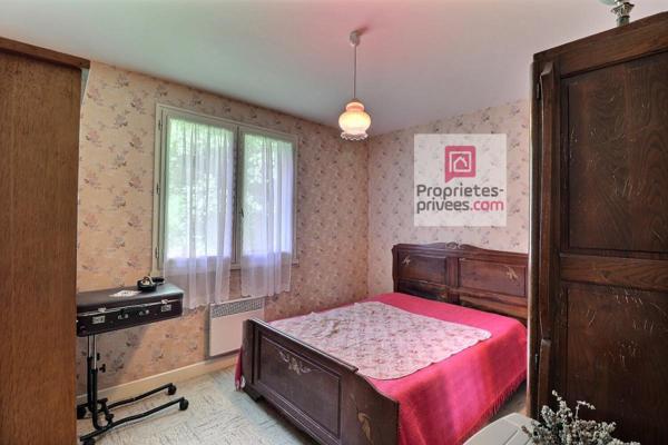 Maison de plain pied - fin des années 90 - 2 chambres - 1 salle de bain - wc indépendant - grand garage - grand terrain