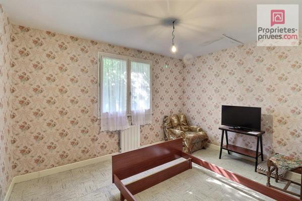 Maison de plain pied - fin des années 90 - 2 chambres - 1 salle de bain - wc indépendant - grand garage - grand terrain