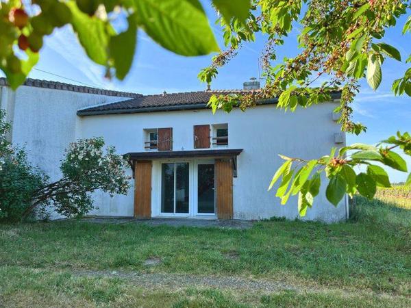 Immeuble à vendre |  Saint-Germain-de-Lusignan |  348 m²