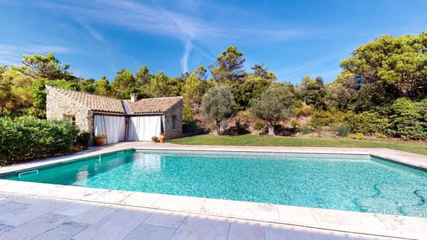 DOMAINE DE PRESTIGE XIXème ENTIÈREMENT RESTAURE SUR 10 Ha