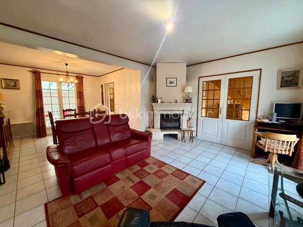 *** Carole MARCHAND *** BSK Immobilier ***

Située à St Paterne Racan, 10 minutes de Neuillé Pont Pierre et donc de l'autoroute, 30 minutes de Tours, elle offre toutes les commodités à pied. (Ecoles, pharmacie , boulangerie, épicerie, restaurant, banques, marché le jeudi … )

Cette maison offre de plain-pied,
Entrée avec rangement,
Salon avec cheminée insert,
Salle à manger menant à une véranda de 11 m²,
Cuisine séparée de plus de 10 m² donnant sur la terrasse,
2 chambres, une salle d'eau ainsi que des WC séparés.

Au 1er étage,
2 chambres spacieuses ainsi qu'une salle de bain avec WC.

Le sous-sol total est accessible depuis la maison, un jardin paysagé de plus de 1000 m² entièrement clos.
Menuiserie PVC en double vitrage.
Chauffage électrique et tout-à-l'égout pour un confort optimum.

Travaux à prévoir ;
La douche au RDC 
Les sols au 1er étage, actuellement en moquette
Rafraichissement général

Plus de photos sur demande.

.