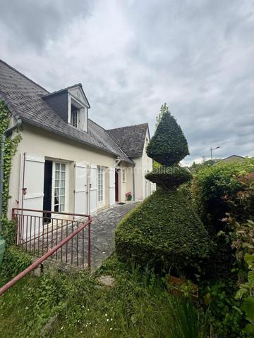 *** Carole MARCHAND *** BSK Immobilier ***

Située à St Paterne Racan, 10 minutes de Neuillé Pont Pierre et donc de l'autoroute, 30 minutes de Tours, elle offre toutes les commodités à pied. (Ecoles, pharmacie , boulangerie, épicerie, restaurant, banques, marché le jeudi … )

Cette maison offre de plain-pied,
Entrée avec rangement,
Salon avec cheminée insert,
Salle à manger menant à une véranda de 11 m²,
Cuisine séparée de plus de 10 m² donnant sur la terrasse,
2 chambres, une salle d'eau ainsi que des WC séparés.

Au 1er étage,
2 chambres spacieuses ainsi qu'une salle de bain avec WC.

Le sous-sol total est accessible depuis la maison, un jardin paysagé de plus de 1000 m² entièrement clos.
Menuiserie PVC en double vitrage.
Chauffage électrique et tout-à-l'égout pour un confort optimum.

Travaux à prévoir ;
La douche au RDC 
Les sols au 1er étage, actuellement en moquette
Rafraichissement général

Plus de photos sur demande.

.