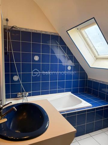 *** Carole MARCHAND *** BSK Immobilier ***

Située à St Paterne Racan, 10 minutes de Neuillé Pont Pierre et donc de l'autoroute, 30 minutes de Tours, elle offre toutes les commodités à pied. (Ecoles, pharmacie , boulangerie, épicerie, restaurant, banques, marché le jeudi … )

Cette maison offre de plain-pied,
Entrée avec rangement,
Salon avec cheminée insert,
Salle à manger menant à une véranda de 11 m²,
Cuisine séparée de plus de 10 m² donnant sur la terrasse,
2 chambres, une salle d'eau ainsi que des WC séparés.

Au 1er étage,
2 chambres spacieuses ainsi qu'une salle de bain avec WC.

Le sous-sol total est accessible depuis la maison, un jardin paysagé de plus de 1000 m² entièrement clos.
Menuiserie PVC en double vitrage.
Chauffage électrique et tout-à-l'égout pour un confort optimum.

Travaux à prévoir ;
La douche au RDC 
Les sols au 1er étage, actuellement en moquette
Rafraichissement général

Plus de photos sur demande.

.