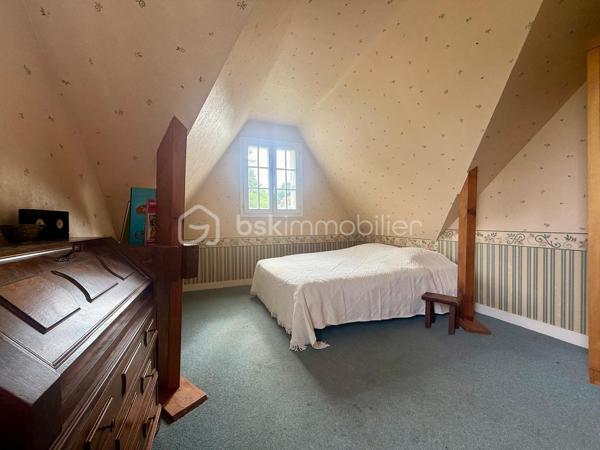 *** Carole MARCHAND *** BSK Immobilier ***

Située à St Paterne Racan, 10 minutes de Neuillé Pont Pierre et donc de l'autoroute, 30 minutes de Tours, elle offre toutes les commodités à pied. (Ecoles, pharmacie , boulangerie, épicerie, restaurant, banques, marché le jeudi … )

Cette maison offre de plain-pied,
Entrée avec rangement,
Salon avec cheminée insert,
Salle à manger menant à une véranda de 11 m²,
Cuisine séparée de plus de 10 m² donnant sur la terrasse,
2 chambres, une salle d'eau ainsi que des WC séparés.

Au 1er étage,
2 chambres spacieuses ainsi qu'une salle de bain avec WC.

Le sous-sol total est accessible depuis la maison, un jardin paysagé de plus de 1000 m² entièrement clos.
Menuiserie PVC en double vitrage.
Chauffage électrique et tout-à-l'égout pour un confort optimum.

Travaux à prévoir ;
La douche au RDC 
Les sols au 1er étage, actuellement en moquette
Rafraichissement général

Plus de photos sur demande.

.