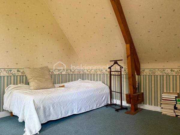 *** Carole MARCHAND *** BSK Immobilier ***

Située à St Paterne Racan, 10 minutes de Neuillé Pont Pierre et donc de l'autoroute, 30 minutes de Tours, elle offre toutes les commodités à pied. (Ecoles, pharmacie , boulangerie, épicerie, restaurant, banques, marché le jeudi … )

Cette maison offre de plain-pied,
Entrée avec rangement,
Salon avec cheminée insert,
Salle à manger menant à une véranda de 11 m²,
Cuisine séparée de plus de 10 m² donnant sur la terrasse,
2 chambres, une salle d'eau ainsi que des WC séparés.

Au 1er étage,
2 chambres spacieuses ainsi qu'une salle de bain avec WC.

Le sous-sol total est accessible depuis la maison, un jardin paysagé de plus de 1000 m² entièrement clos.
Menuiserie PVC en double vitrage.
Chauffage électrique et tout-à-l'égout pour un confort optimum.

Travaux à prévoir ;
La douche au RDC 
Les sols au 1er étage, actuellement en moquette
Rafraichissement général

Plus de photos sur demande.

.