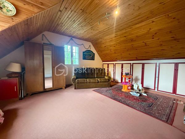 *** Carole MARCHAND *** BSK Immobilier ***

Située à St Paterne Racan, 10 minutes de Neuillé Pont Pierre et donc de l'autoroute, 30 minutes de Tours, elle offre toutes les commodités à pied. (Ecoles, pharmacie , boulangerie, épicerie, restaurant, banques, marché le jeudi … )

Cette maison offre de plain-pied,
Entrée avec rangement,
Salon avec cheminée insert,
Salle à manger menant à une véranda de 11 m²,
Cuisine séparée de plus de 10 m² donnant sur la terrasse,
2 chambres, une salle d'eau ainsi que des WC séparés.

Au 1er étage,
2 chambres spacieuses ainsi qu'une salle de bain avec WC.

Le sous-sol total est accessible depuis la maison, un jardin paysagé de plus de 1000 m² entièrement clos.
Menuiserie PVC en double vitrage.
Chauffage électrique et tout-à-l'égout pour un confort optimum.

Travaux à prévoir ;
La douche au RDC 
Les sols au 1er étage, actuellement en moquette
Rafraichissement général

Plus de photos sur demande.

.
