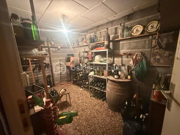 *** Carole MARCHAND *** BSK Immobilier ***

Située à St Paterne Racan, 10 minutes de Neuillé Pont Pierre et donc de l'autoroute, 30 minutes de Tours, elle offre toutes les commodités à pied. (Ecoles, pharmacie , boulangerie, épicerie, restaurant, banques, marché le jeudi … )

Cette maison offre de plain-pied,
Entrée avec rangement,
Salon avec cheminée insert,
Salle à manger menant à une véranda de 11 m²,
Cuisine séparée de plus de 10 m² donnant sur la terrasse,
2 chambres, une salle d'eau ainsi que des WC séparés.

Au 1er étage,
2 chambres spacieuses ainsi qu'une salle de bain avec WC.

Le sous-sol total est accessible depuis la maison, un jardin paysagé de plus de 1000 m² entièrement clos.
Menuiserie PVC en double vitrage.
Chauffage électrique et tout-à-l'égout pour un confort optimum.

Travaux à prévoir ;
La douche au RDC 
Les sols au 1er étage, actuellement en moquette
Rafraichissement général

Plus de photos sur demande.

.