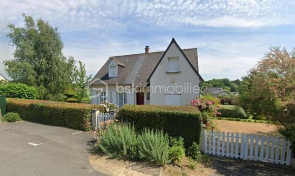 *** Carole MARCHAND *** BSK Immobilier ***

Située à St Paterne Racan, 10 minutes de Neuillé Pont Pierre et donc de l'autoroute, 30 minutes de Tours, elle offre toutes les commodités à pied. (Ecoles, pharmacie , boulangerie, épicerie, restaurant, banques, marché le jeudi … )

Cette maison offre de plain-pied,
Entrée avec rangement,
Salon avec cheminée insert,
Salle à manger menant à une véranda de 11 m²,
Cuisine séparée de plus de 10 m² donnant sur la terrasse,
2 chambres, une salle d'eau ainsi que des WC séparés.

Au 1er étage,
2 chambres spacieuses ainsi qu'une salle de bain avec WC.

Le sous-sol total est accessible depuis la maison, un jardin paysagé de plus de 1000 m² entièrement clos.
Menuiserie PVC en double vitrage.
Chauffage électrique et tout-à-l'égout pour un confort optimum.

Travaux à prévoir ;
La douche au RDC 
Les sols au 1er étage, actuellement en moquette
Rafraichissement général

Plus de photos sur demande.

.