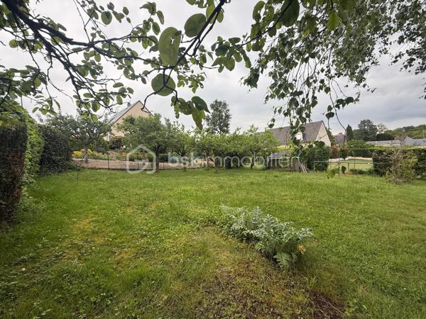 *** Carole MARCHAND *** BSK Immobilier ***

Située à St Paterne Racan, 10 minutes de Neuillé Pont Pierre et donc de l'autoroute, 30 minutes de Tours, elle offre toutes les commodités à pied. (Ecoles, pharmacie , boulangerie, épicerie, restaurant, banques, marché le jeudi … )

Cette maison offre de plain-pied,
Entrée avec rangement,
Salon avec cheminée insert,
Salle à manger menant à une véranda de 11 m²,
Cuisine séparée de plus de 10 m² donnant sur la terrasse,
2 chambres, une salle d'eau ainsi que des WC séparés.

Au 1er étage,
2 chambres spacieuses ainsi qu'une salle de bain avec WC.

Le sous-sol total est accessible depuis la maison, un jardin paysagé de plus de 1000 m² entièrement clos.
Menuiserie PVC en double vitrage.
Chauffage électrique et tout-à-l'égout pour un confort optimum.

Travaux à prévoir ;
La douche au RDC 
Les sols au 1er étage, actuellement en moquette
Rafraichissement général

Plus de photos sur demande.

.