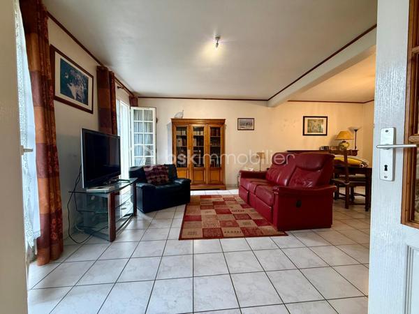 *** Carole MARCHAND *** BSK Immobilier ***

Située à St Paterne Racan, 10 minutes de Neuillé Pont Pierre et donc de l'autoroute, 30 minutes de Tours, elle offre toutes les commodités à pied. (Ecoles, pharmacie , boulangerie, épicerie, restaurant, banques, marché le jeudi … )

Cette maison offre de plain-pied,
Entrée avec rangement,
Salon avec cheminée insert,
Salle à manger menant à une véranda de 11 m²,
Cuisine séparée de plus de 10 m² donnant sur la terrasse,
2 chambres, une salle d'eau ainsi que des WC séparés.

Au 1er étage,
2 chambres spacieuses ainsi qu'une salle de bain avec WC.

Le sous-sol total est accessible depuis la maison, un jardin paysagé de plus de 1000 m² entièrement clos.
Menuiserie PVC en double vitrage.
Chauffage électrique et tout-à-l'égout pour un confort optimum.

Travaux à prévoir ;
La douche au RDC 
Les sols au 1er étage, actuellement en moquette
Rafraichissement général

Plus de photos sur demande.

.
