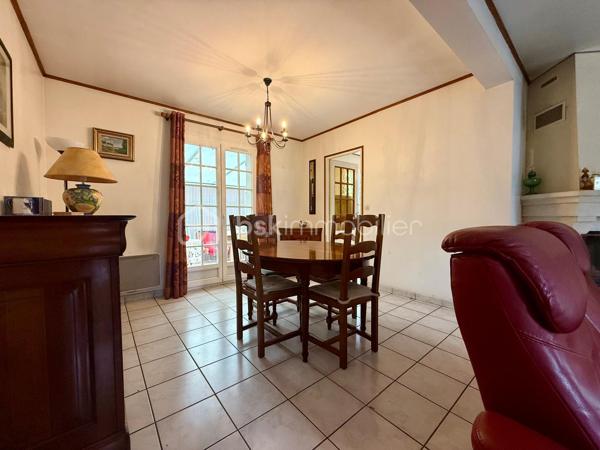 *** Carole MARCHAND *** BSK Immobilier ***

Située à St Paterne Racan, 10 minutes de Neuillé Pont Pierre et donc de l'autoroute, 30 minutes de Tours, elle offre toutes les commodités à pied. (Ecoles, pharmacie , boulangerie, épicerie, restaurant, banques, marché le jeudi … )

Cette maison offre de plain-pied,
Entrée avec rangement,
Salon avec cheminée insert,
Salle à manger menant à une véranda de 11 m²,
Cuisine séparée de plus de 10 m² donnant sur la terrasse,
2 chambres, une salle d'eau ainsi que des WC séparés.

Au 1er étage,
2 chambres spacieuses ainsi qu'une salle de bain avec WC.

Le sous-sol total est accessible depuis la maison, un jardin paysagé de plus de 1000 m² entièrement clos.
Menuiserie PVC en double vitrage.
Chauffage électrique et tout-à-l'égout pour un confort optimum.

Travaux à prévoir ;
La douche au RDC 
Les sols au 1er étage, actuellement en moquette
Rafraichissement général

Plus de photos sur demande.

.