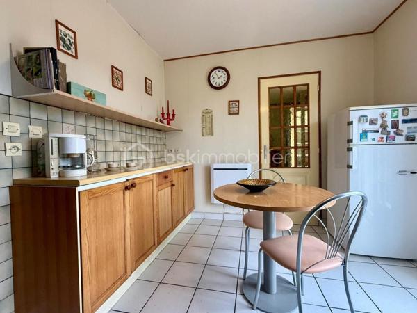 *** Carole MARCHAND *** BSK Immobilier ***

Située à St Paterne Racan, 10 minutes de Neuillé Pont Pierre et donc de l'autoroute, 30 minutes de Tours, elle offre toutes les commodités à pied. (Ecoles, pharmacie , boulangerie, épicerie, restaurant, banques, marché le jeudi … )

Cette maison offre de plain-pied,
Entrée avec rangement,
Salon avec cheminée insert,
Salle à manger menant à une véranda de 11 m²,
Cuisine séparée de plus de 10 m² donnant sur la terrasse,
2 chambres, une salle d'eau ainsi que des WC séparés.

Au 1er étage,
2 chambres spacieuses ainsi qu'une salle de bain avec WC.

Le sous-sol total est accessible depuis la maison, un jardin paysagé de plus de 1000 m² entièrement clos.
Menuiserie PVC en double vitrage.
Chauffage électrique et tout-à-l'égout pour un confort optimum.

Travaux à prévoir ;
La douche au RDC 
Les sols au 1er étage, actuellement en moquette
Rafraichissement général

Plus de photos sur demande.

.