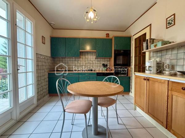 *** Carole MARCHAND *** BSK Immobilier ***

Située à St Paterne Racan, 10 minutes de Neuillé Pont Pierre et donc de l'autoroute, 30 minutes de Tours, elle offre toutes les commodités à pied. (Ecoles, pharmacie , boulangerie, épicerie, restaurant, banques, marché le jeudi … )

Cette maison offre de plain-pied,
Entrée avec rangement,
Salon avec cheminée insert,
Salle à manger menant à une véranda de 11 m²,
Cuisine séparée de plus de 10 m² donnant sur la terrasse,
2 chambres, une salle d'eau ainsi que des WC séparés.

Au 1er étage,
2 chambres spacieuses ainsi qu'une salle de bain avec WC.

Le sous-sol total est accessible depuis la maison, un jardin paysagé de plus de 1000 m² entièrement clos.
Menuiserie PVC en double vitrage.
Chauffage électrique et tout-à-l'égout pour un confort optimum.

Travaux à prévoir ;
La douche au RDC 
Les sols au 1er étage, actuellement en moquette
Rafraichissement général

Plus de photos sur demande.

.