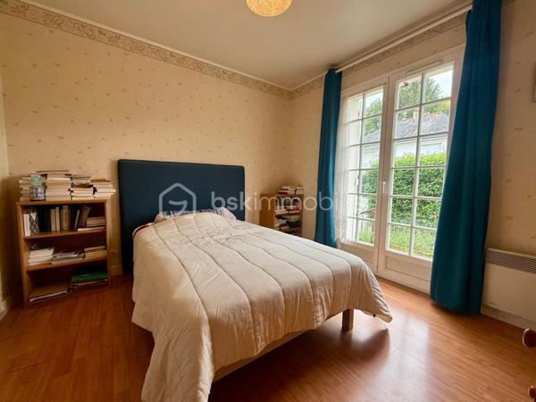*** Carole MARCHAND *** BSK Immobilier ***

Située à St Paterne Racan, 10 minutes de Neuillé Pont Pierre et donc de l'autoroute, 30 minutes de Tours, elle offre toutes les commodités à pied. (Ecoles, pharmacie , boulangerie, épicerie, restaurant, banques, marché le jeudi … )

Cette maison offre de plain-pied,
Entrée avec rangement,
Salon avec cheminée insert,
Salle à manger menant à une véranda de 11 m²,
Cuisine séparée de plus de 10 m² donnant sur la terrasse,
2 chambres, une salle d'eau ainsi que des WC séparés.

Au 1er étage,
2 chambres spacieuses ainsi qu'une salle de bain avec WC.

Le sous-sol total est accessible depuis la maison, un jardin paysagé de plus de 1000 m² entièrement clos.
Menuiserie PVC en double vitrage.
Chauffage électrique et tout-à-l'égout pour un confort optimum.

Travaux à prévoir ;
La douche au RDC 
Les sols au 1er étage, actuellement en moquette
Rafraichissement général

Plus de photos sur demande.

.
