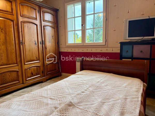 *** Carole MARCHAND *** BSK Immobilier ***

Située à St Paterne Racan, 10 minutes de Neuillé Pont Pierre et donc de l'autoroute, 30 minutes de Tours, elle offre toutes les commodités à pied. (Ecoles, pharmacie , boulangerie, épicerie, restaurant, banques, marché le jeudi … )

Cette maison offre de plain-pied,
Entrée avec rangement,
Salon avec cheminée insert,
Salle à manger menant à une véranda de 11 m²,
Cuisine séparée de plus de 10 m² donnant sur la terrasse,
2 chambres, une salle d'eau ainsi que des WC séparés.

Au 1er étage,
2 chambres spacieuses ainsi qu'une salle de bain avec WC.

Le sous-sol total est accessible depuis la maison, un jardin paysagé de plus de 1000 m² entièrement clos.
Menuiserie PVC en double vitrage.
Chauffage électrique et tout-à-l'égout pour un confort optimum.

Travaux à prévoir ;
La douche au RDC 
Les sols au 1er étage, actuellement en moquette
Rafraichissement général

Plus de photos sur demande.

.